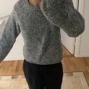 Stickad tröja  - Säljer denna knappt använda tröjan med en super fin knytning vid ryggen, säljer exakt samma fast i en mörk grå som ni kan se 