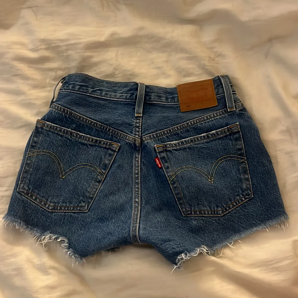 Helt oanvända skitsnygga jeansshorts från levis!💗. Shorts.