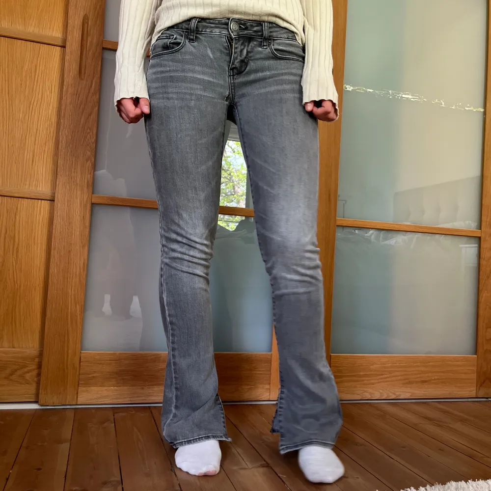 Snygga lågmidjade jeans ifrån American Eagle!🥰. Jeans & Byxor.
