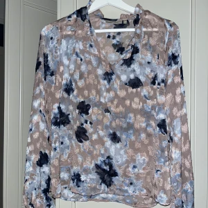 Blus - Fin flerfärgad blus i bra kvalitet 