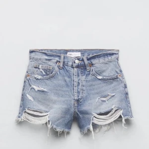 Zara shorts - Säljer mina fina jeansshorts från zara köpta förra sommaren i mycket bra skick❤️‍🔥❤️‍🔥