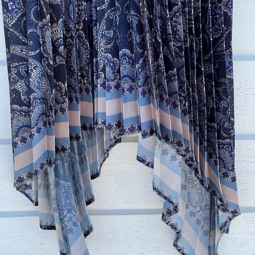En super fin klänning i glansigt silke material . Helt slutsåld på H&M  Nypris 599kr. Klänningar.