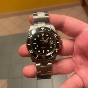 Steeldive klocka  - Hur bra som helst. Endast 2 veckor gammal. Följer med 2 länkar och 1 gummi Vattentät och håller tiden  Bästa klockan för pengen enligt mig   Obs! Vid affär välj postnord annars skickar jag den inte. Kommer inte använda instabox igen   900 kr idag!!