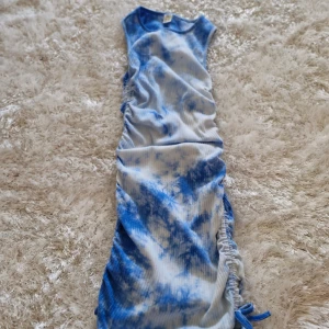 Sommarklänning XS - Bra skick oanvänd tajt sommarklänning i storlek xs med fin rosett på sidan