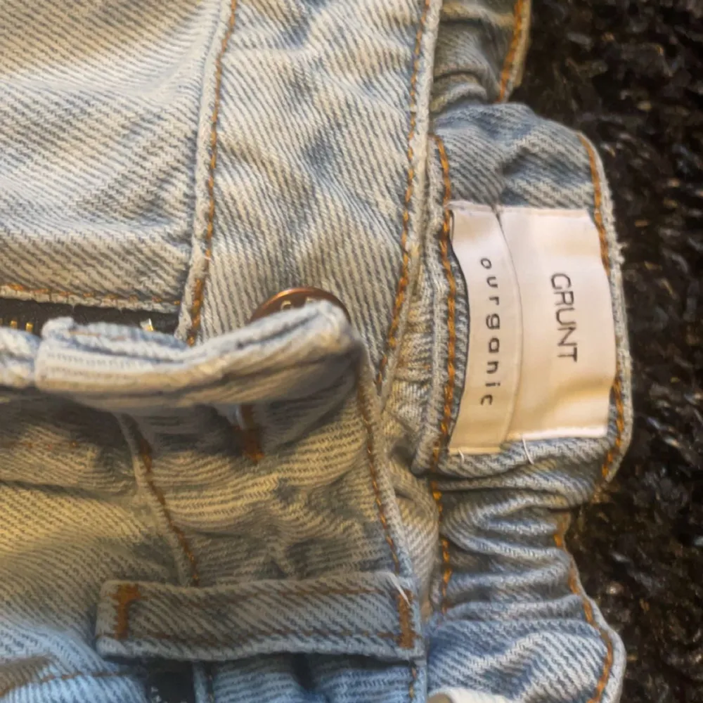Storlek=27 Passar bra men måste få in lite pengar så säljer dom, inga skador. Kostar 600 som nya. Jeans & Byxor.