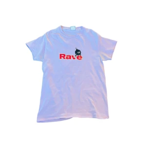 ANDVÄND KNAPPAST EN GÅNG OCK KOMMER FRÅN ETT LITET SKATEBRAND RAVE SKATEMAGASIN - DEN ÄR I STORLEK S OCH ÄR I TOP SKICK 9,5/10