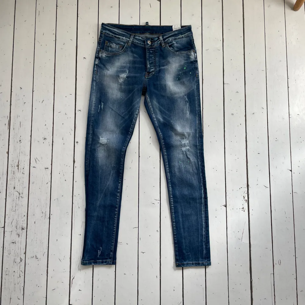 Dsquared2 jeans slim fit i bra skick. Säljs för att dem är för små. Tveka inte att fråga om något undras!. Jeans & Byxor.