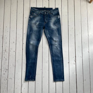 Dsquared2 Jeans slim - Dsquared2 jeans slim fit i bra skick. Säljs för att dem är för små. Tveka inte att fråga om något undras!