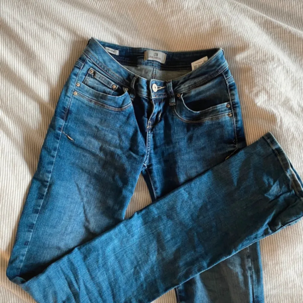 Jätte snygga Ltb jeans i modellen valerie. Färg:blue addicted storlek: 24/36, nästintill oanvända . Jeans & Byxor.