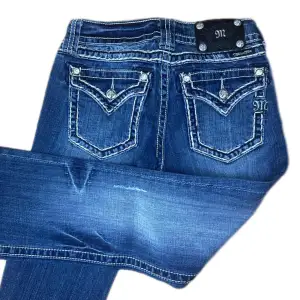 Miss Me jeans i modellen ”JS5654B/boot” midjemåttet rakt över är 36cm. Ytterbenet 106cm och innerbenet 84cm. Jeansen är som helt nya. Kontakta vid intresse!