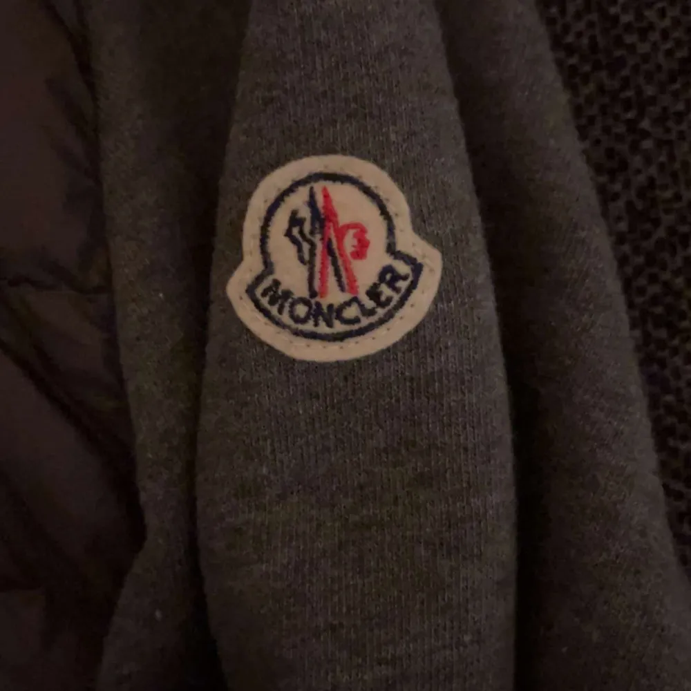 Hej säljer min moncler cardigan jacka eftersom jag har bytt still helt den är unisex så både kille och tjej kan använda dem😁☺️ säljer billigt nu eftersom jag ska flytta hemifrån så slå en pling ifall ni har frågor💕. Jackor.