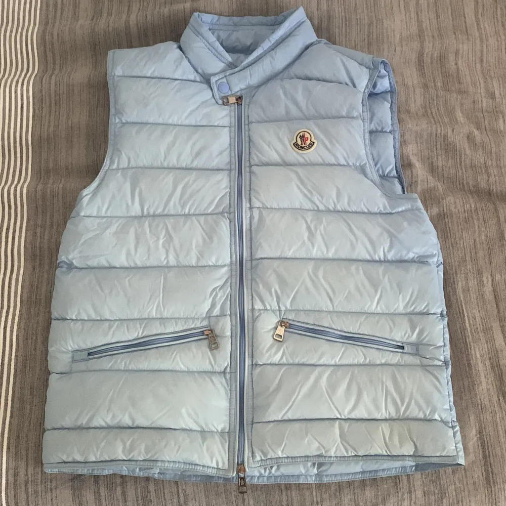 Moncler gui gilet size s, very good contidion, light blue.. Jackor.