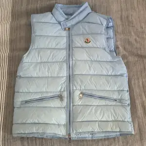 Moncler gui gilet size s, very good contidion, light blue.