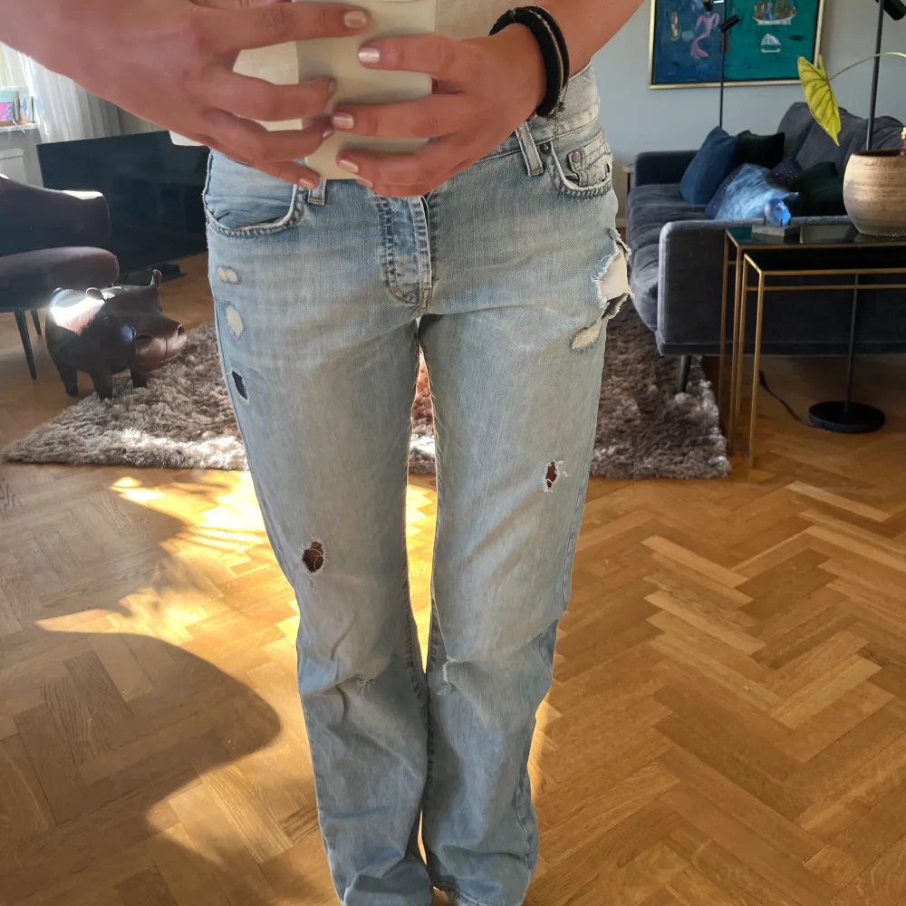 Snygga jeans som är lite bootcut ner till så najs till sommaren jag är 171 och har 27 i midja! . Jeans & Byxor.