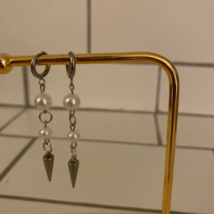  Nitörhängen  - Handgjorda Nitörhängen i rostfritt stål som säljs i par❤️🫶🏼