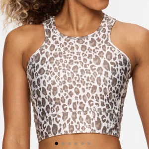 Stronger topp - En fin träningstopp från stronger i toppenskick. Köpt för 399kr! Bara att höra av sig vid funderingar🤗