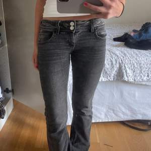 Lågmidjade jeans från younggina, jättebra skick❣️❣️