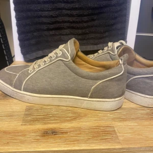 Christian Louboutin  - Äkta Louboutin skor för 2000 köpt för 1 månad sen priset kan diskuteras.