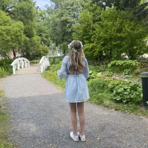 Jättefin sommarklänning  - köpt förra sommaren, använd 2 gånger.               Från na-kd kollektion med Chloé Schuterman🩵köpt för 699kr 