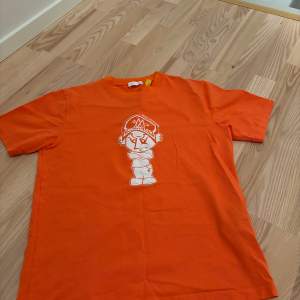 Sällsynt Moncler x Genius t-shirt i storlek M! (Kan acceptera byten)