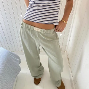 Byxor - Superfina byxor jag säljer då dem var  för små💓 Dem är i st xs men hade passat som xxs också! Fortfarande långa i benen dock🙌