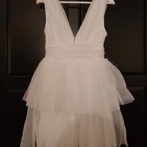 Studentklänning i tyll - Jättefin studentklänning i tyll från Gina Tricot. Endast testad och säljes på grund av att jag valt en annan klänning i stället. Helt ny med prislappen på. Slutsåld på Ginas hemsida. Nypris 600kr. Annonsen ligger ute på flera sidor.