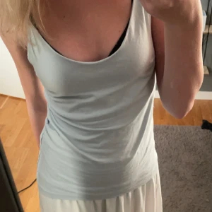 Ljus blått linne - Säljer detta jätte söta linne från lager 157, fick det av en kompis men inte kommit till användning. En defekt men själv tycker jag inte det syns💞