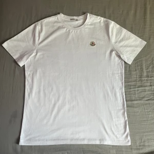 Moncler T-shirt  - Hej! Säljer nu min Moncler T-Shirt då den inte kommer till användning. Skön tröja med bra material perfekt för sommaren! ☀️. Skick : 9/10 - Tveka inte att skicka ett pm ifall du har någon fråga eller liknande! 😊