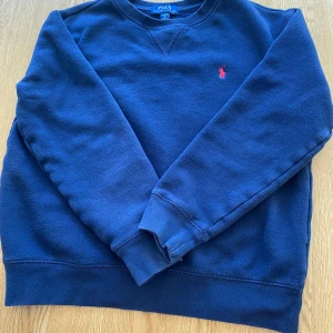 Polo Ralph lauren tröja, Marin blå - Polo Ralph lauren tröja i storlek L ungdom 14/16 y storlek. Den är använd två gånger och har super bra skick