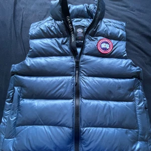 Canada Goose crofton vest storlek L - En Canada Goose crofton vest storlek L Andvänd fåtal gånger alltså helt ny nästan. Först till kvarn  