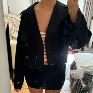 Tunn jacka - Fin tunn vår/sommarjobba från Gina. Är i L för ville inte ha den croppad men blir som en stor S