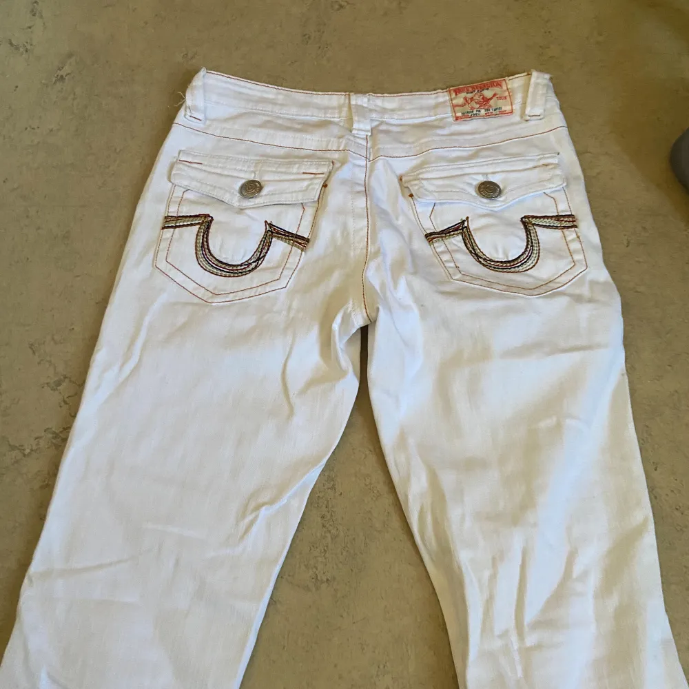 true religion jeans i storlek 28!!!!  tar emot enbart swish! Kan mötas upp  i södertälje ❤️ TRYCK INTE KÖP NU. Jeans & Byxor.