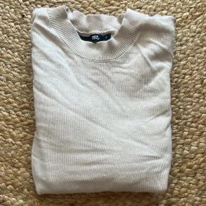 Tunn stickad t-shirt -  Stickade t-shirt från lager 157 har används ca en gång och tvättats en gång ser lite skrynklig ut men går det att stryka 🤎🤎