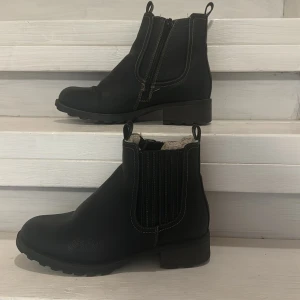 Fodrade stövlar - Svarta fodrade boots med dragkedja. Använda men i fint skick, finns lite slitning under sulan på hälarna!  