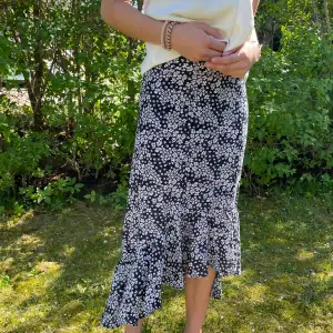 Fin blommig kjol från Hm, stl xs💞 den är en mid/lång kjol med små blåa blommor över hela och i superbra skick. perfekt nu i sommar.💞