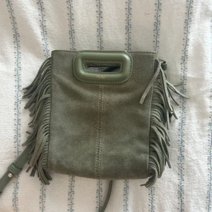 Maje väska - En fin majeväska som inte längre kommer till användning. Lite sliten i och med att det är lite mörkare på vissa ställen men inget man tänker på. Pris är diskuterbart💗