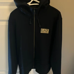 EA7 kofta - EA7 kofta i jättebra skick. Storlek M
