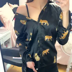 Jätte cool skjorta med leopard på i jätte bra skick