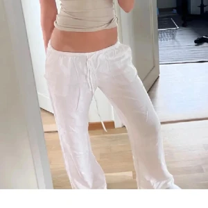 Lågmidjade linnebyxor - Lågmidjade linnebyxor från Gina tricot. Använda fåtal gånger. Nypris 400kr.💕