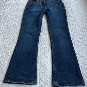 Ett par jättefina jeans som är low rise och bootcut med fina detaljer på bakfickorna! Skick är 10/10 och endast använda 2 gånger. Säljer på grund av att det inte är min stil längre. Skriv gärna om ni har några frågor om mått eller fler bilder!