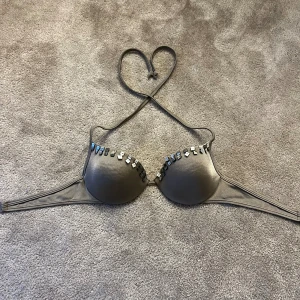 Olivgrön bikinitopp💕 - Köpte en supersnygg bikikitopp på en marknad i Italien, som tyvärr va för liten…🥹💕Aldrig andvänd🫶🏼 knäppe bak, knyte upptill 