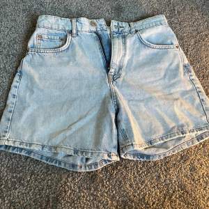Jeans shorts från Gina Tricot 🎀 använda väldigt få gånger och inga skador💕 nypris 450kr💕man kan även klippa de kortare 🎀 