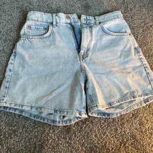 Jeans shorts från Gina Tricot 🎀 använda väldigt få gånger och inga skador💕 nypris 450kr💕man kan även klippa de kortare 🎀 