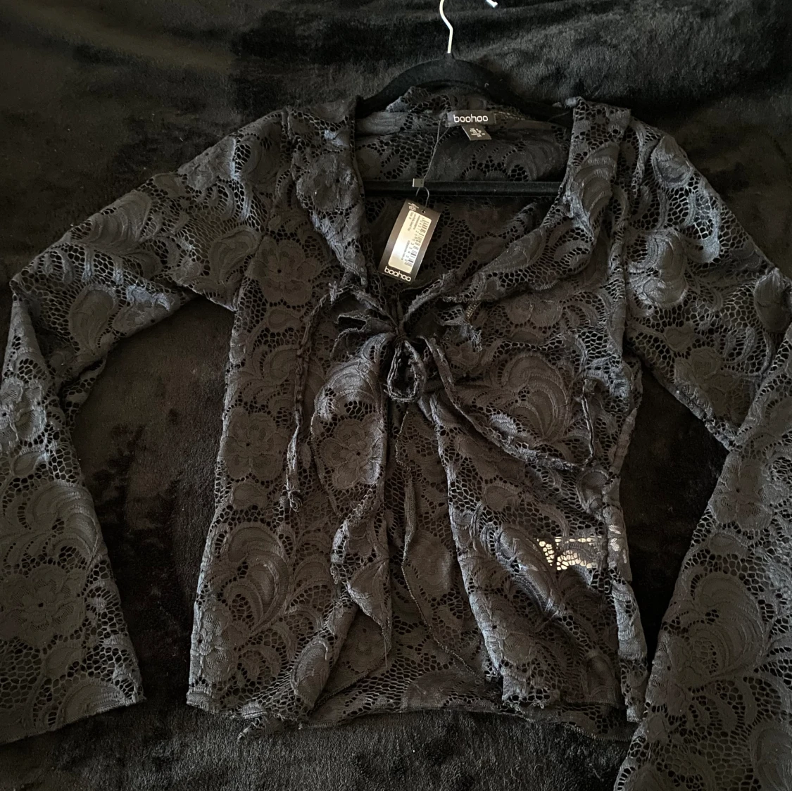 Spets tröja med knytning