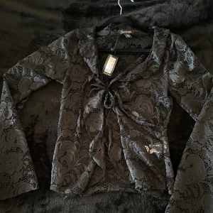 Spets tröja med knytning - Oanvänd med lappen kvar  Från Boohoo och knytning framtill