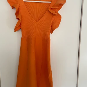 Klänning Zara - Tjockare stickad kvalitet. Fint skick, aldrig använd.  Är storlek S men passar även XS (liten i storleken)