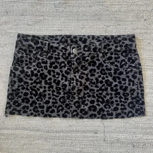 Leopard kjol - Leopard kjol, midjemått 37cm, längd 26 cm. Köp via köp nu❤️‍🔥