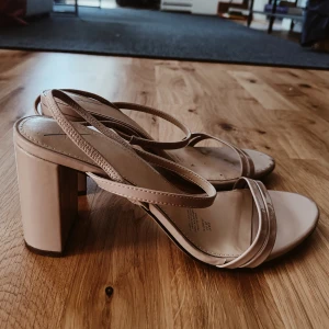 Klackar  - Beige klackar, ca 6cm klack. Några slitningar fram under tån, inget som syns vid användning!✨