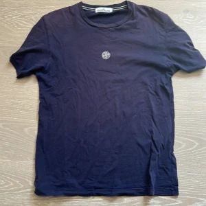 Stone Island t-shirt  - En snygg stone Island tröja med små defekter som gör att jag säljer den billigt 