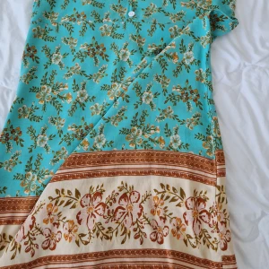 Söt blommig bomullsklänning - Oanvänd, sval bomullsklänning